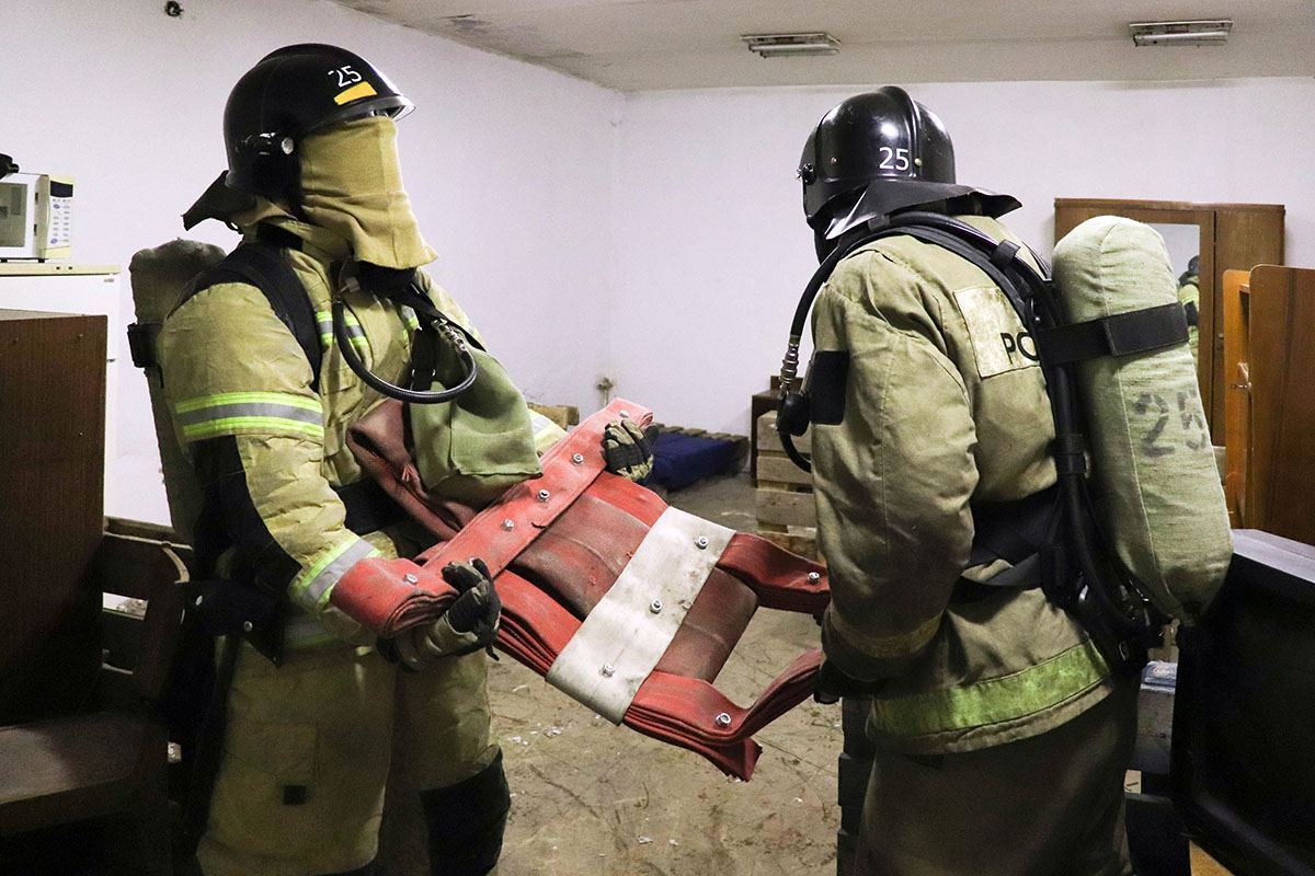 Всё как на пожаре. Как тренируются магнитогорские пожарные в теплодымокамере?