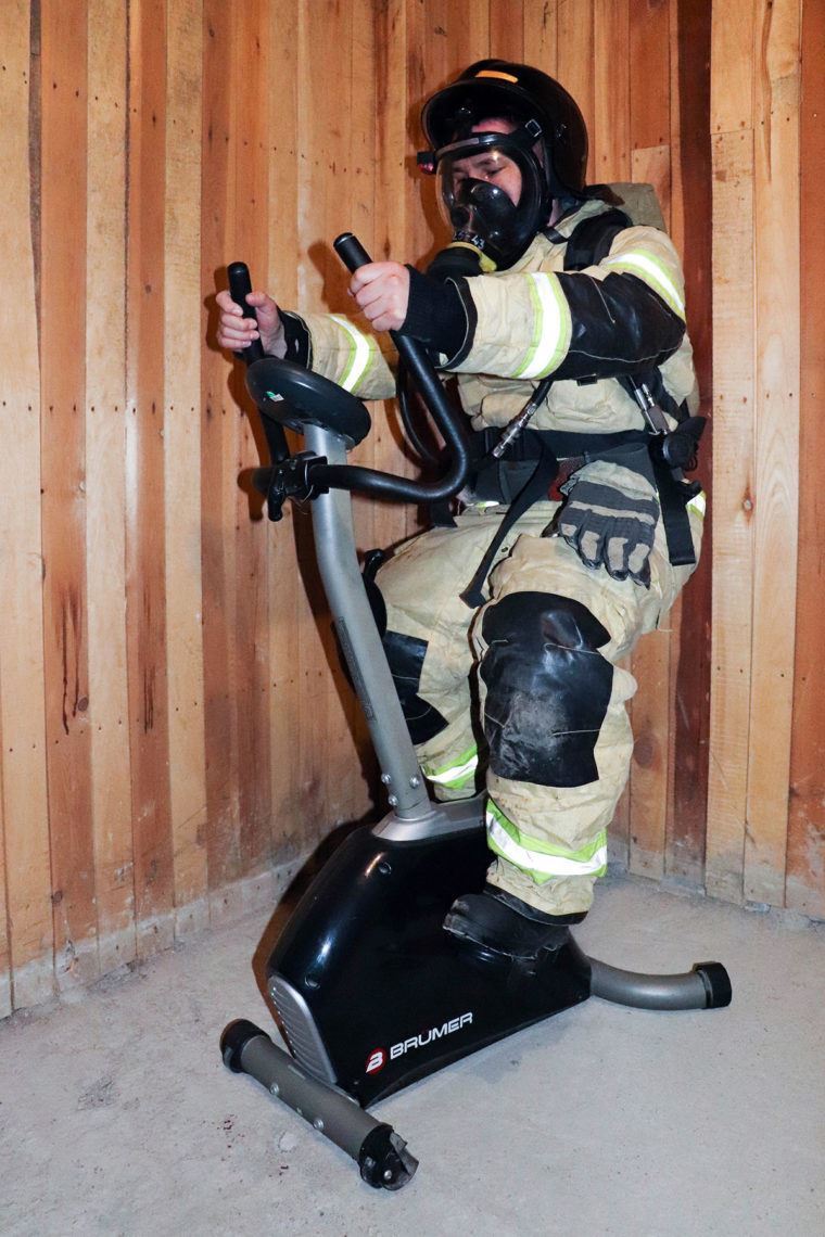 Всё как на пожаре. Как тренируются магнитогорские пожарные в теплодымокамере?