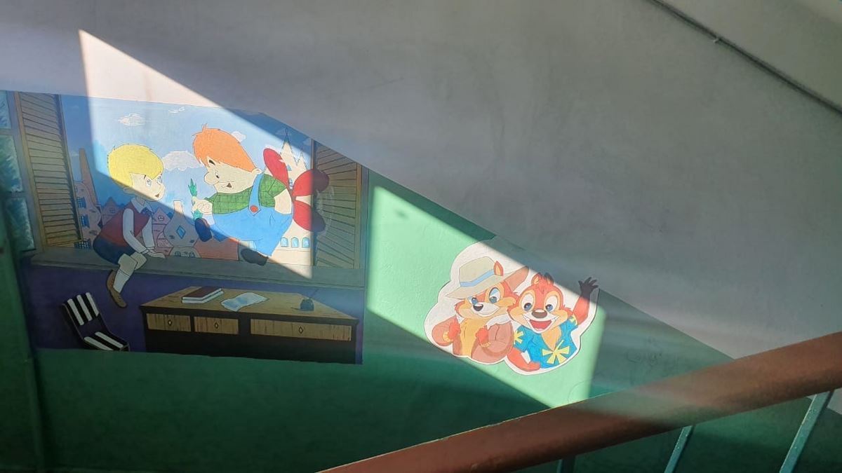 Чебурашка на лестничной клетке. Сюжетами из мультфильмов расписан подъезд в Магнитогорске
