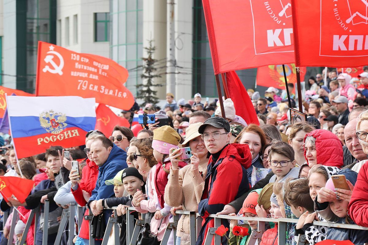 Ради героев. Парад Победы в Магнитогорске собрал несколько десятков тысяч горожан