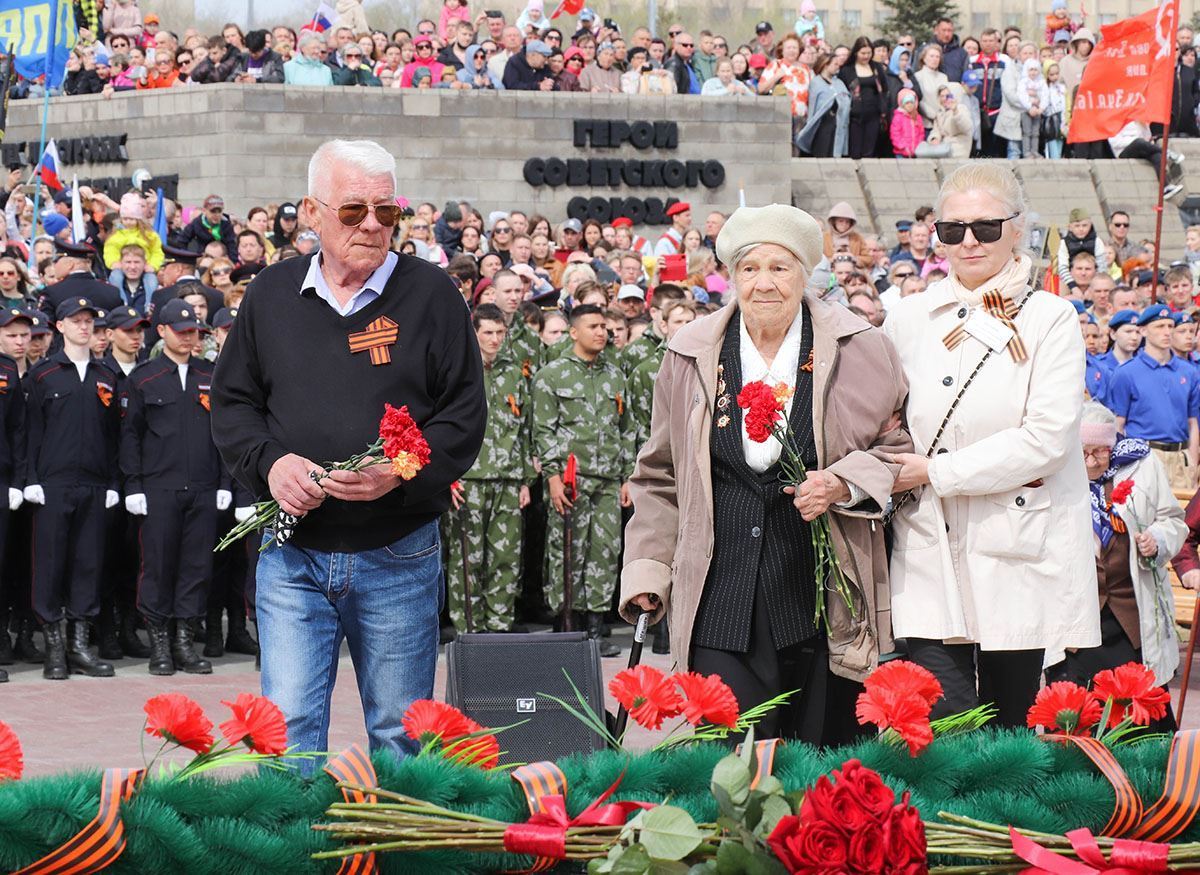 Ради героев. Парад Победы в Магнитогорске собрал несколько десятков тысяч горожан