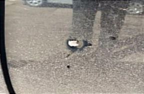 Стрельбу по машине без причины открыли на дорогах Магнитогорска. Пуля попала в стекло