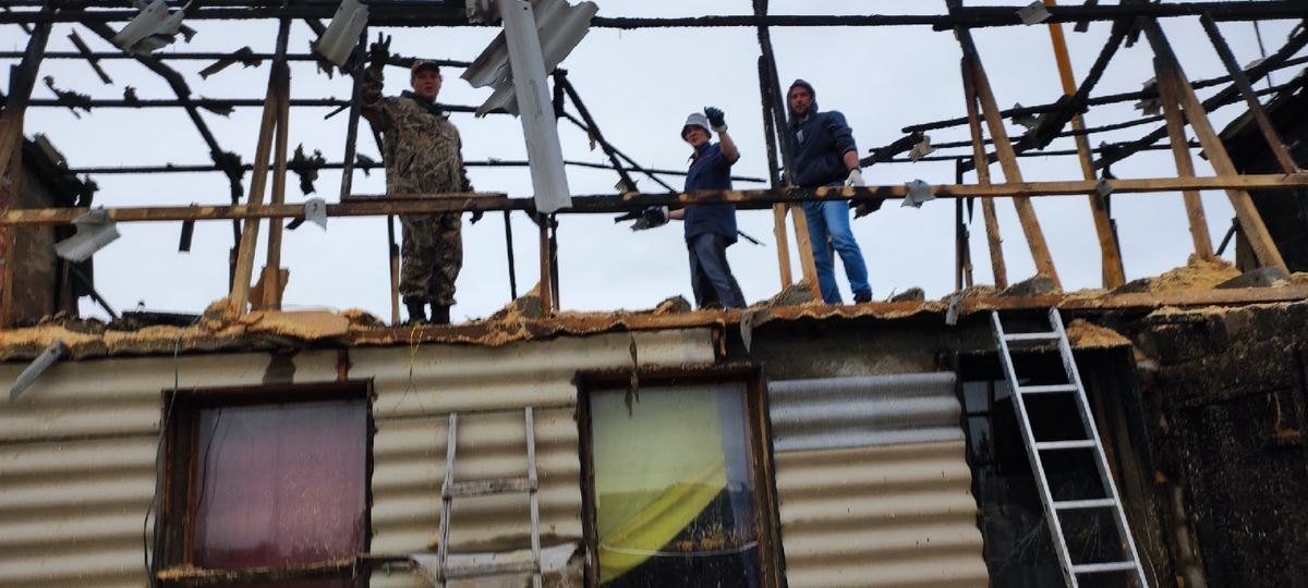 Завалы сгоревшего дома пенсионеров в посёлке Челябинской области помогли разобрать волонтёры "Легион-СПАС"
