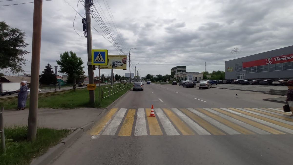 Шла на зеленый. Водитель не пропустил пешехода на оживленном перекрестке Магнитогорска