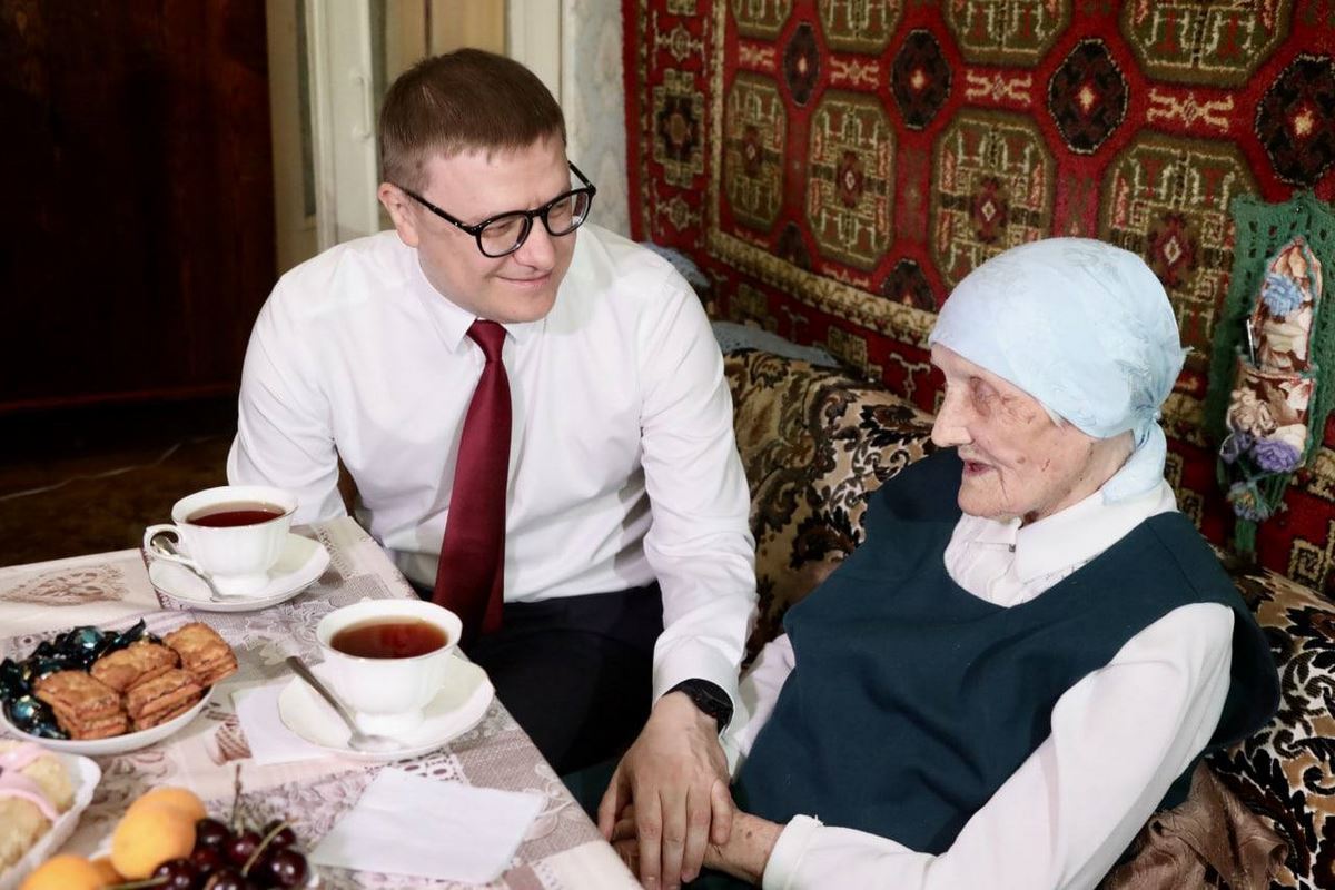 На 100-летие к ветерану войны приехал Алексей Текслер. Зинаида Колмогорцева напоила губернатора чаем