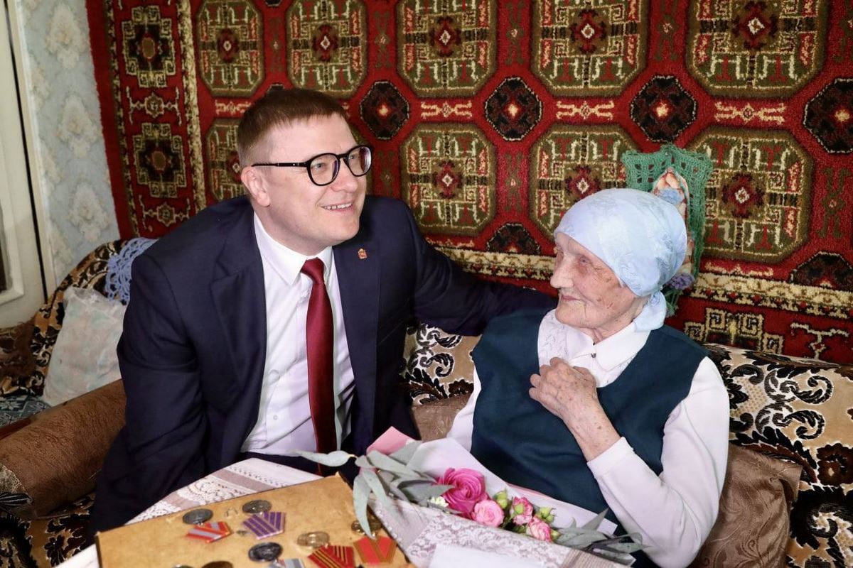 На 100-летие к ветерану войны приехал Алексей Текслер. Зинаида Колмогорцева напоила губернатора чаем