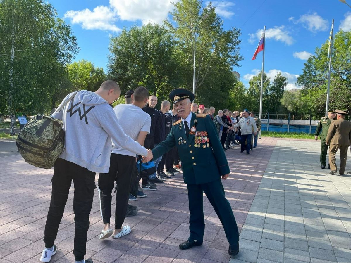 29 новобранцев отправили из Магнитогорск в армию