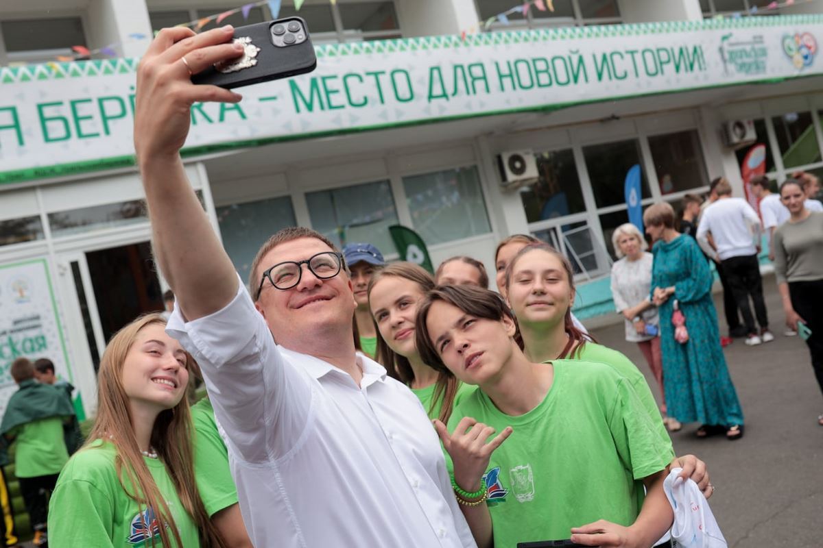 «Важно, чтобы дети отдохнули». Алексей Текслер встретился со школьниками из Донбасса
