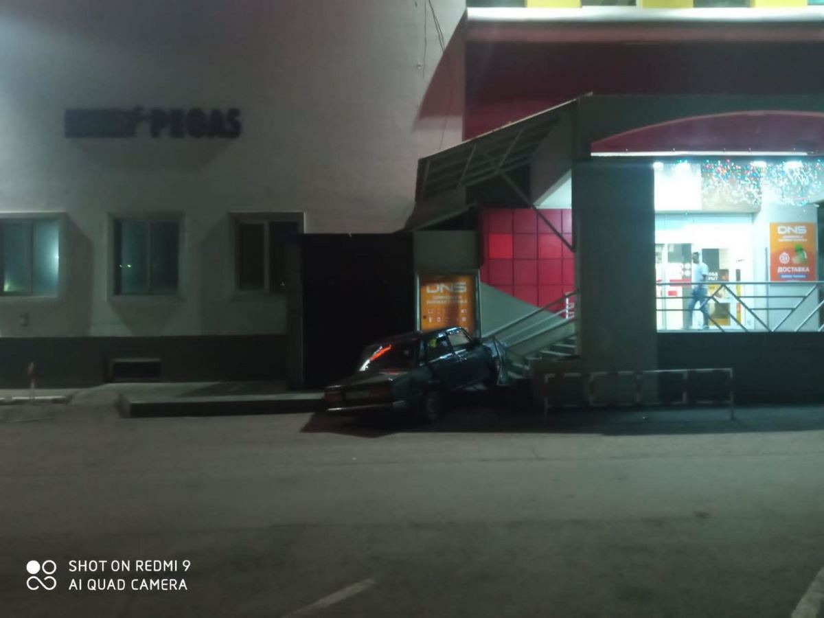 Досталось пешеходам. Девушка-подросток на «Жигулях» врезалась в торговый центр Магнитогорска