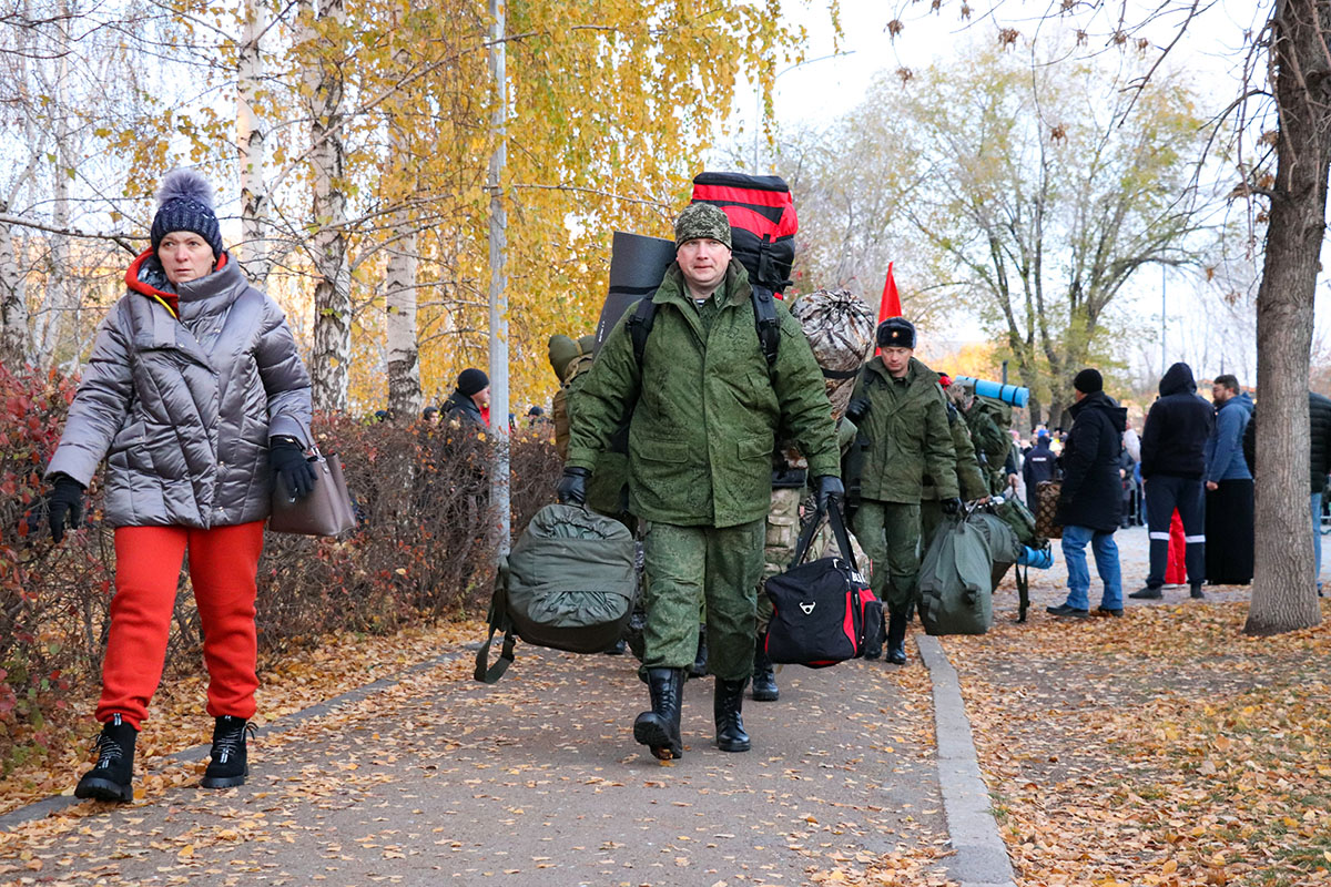 Осознанный выбор. Еще 64 добровольца отправились из Магнитогорска на боевое слаживание