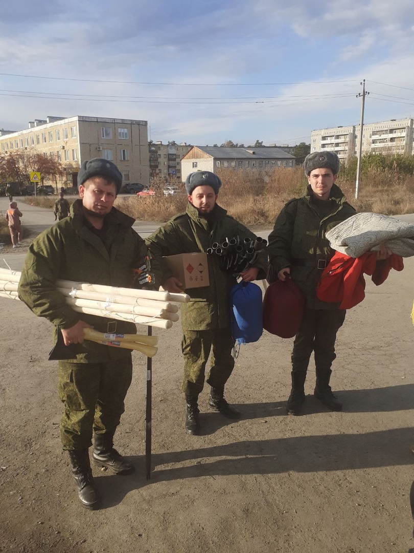 Мобилизованных магнитогорцев в Елани навестили активисты «Единой России» и передали собранную помощь