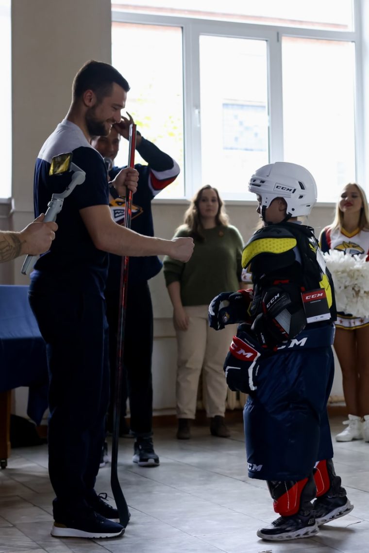 Уроки хоккея в Магнитогорске. Игроки «Металлурга» встретились со школьниками