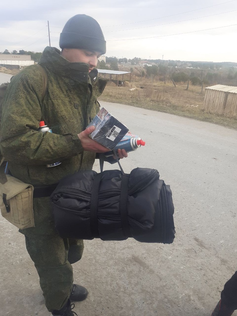 Мобилизованных магнитогорцев в Елани навестили активисты «Единой России» и передали собранную помощь