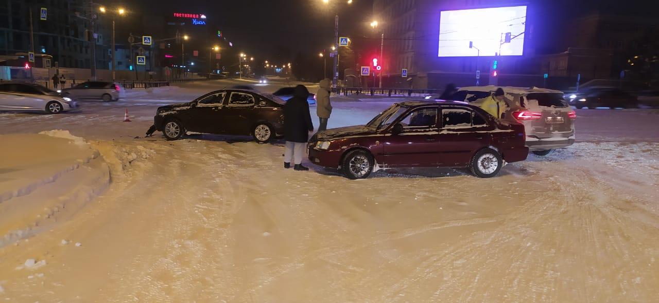 На дорогах аварийно. Снегопад спровоцировал рост ДТП в Магнитогорске