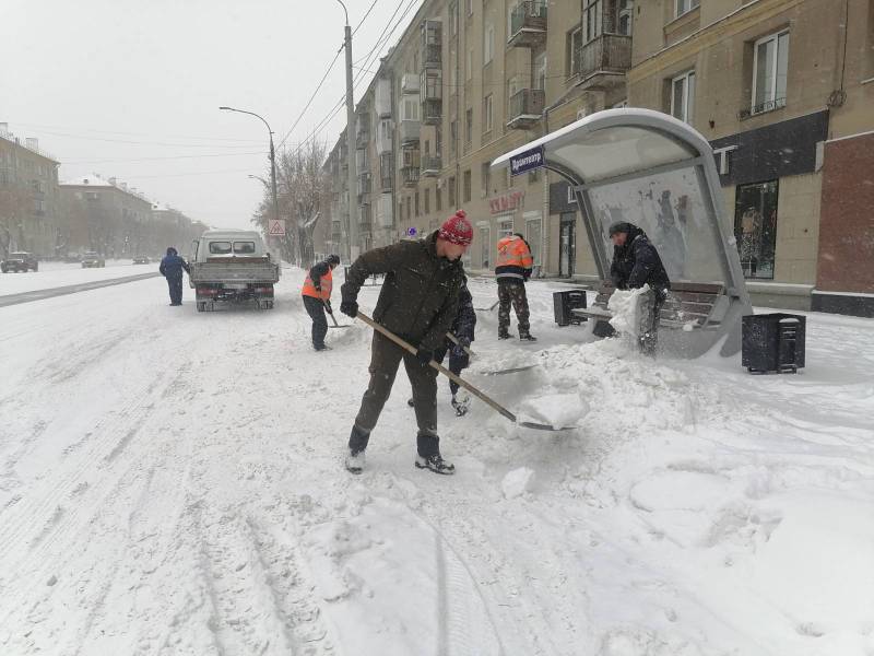 Магнитогорск замело сильными снегопадами. Как чистят дороги и тротуары города от снега?