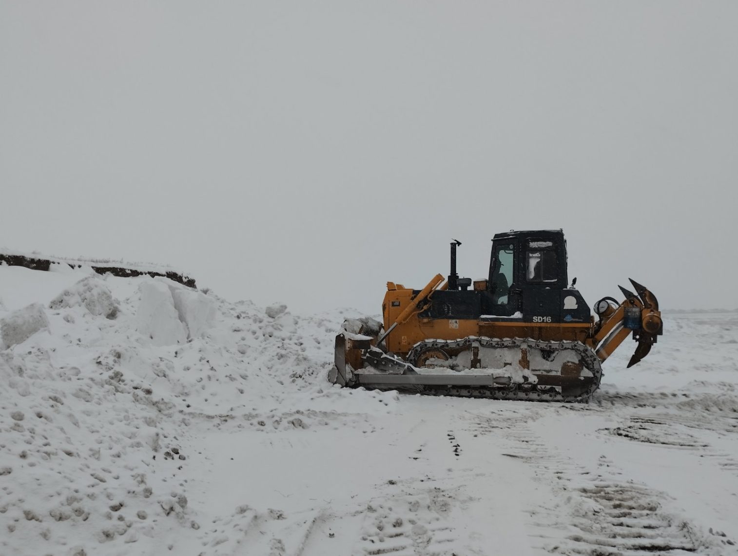 Тракторы и грейдеры расчищают путь. Как проходит уборка снега в Магнитогорске?