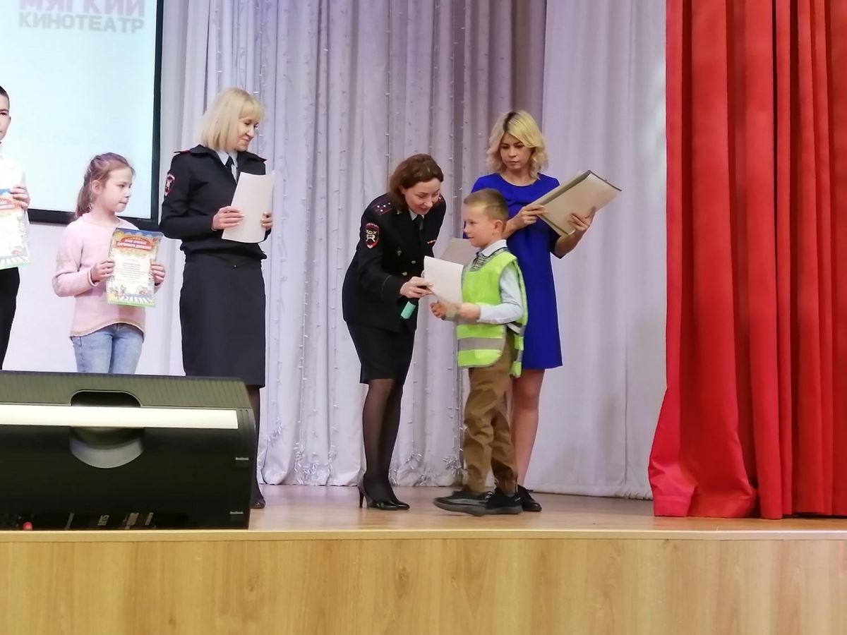 Хоккеист ХК "Металлург" подарил детям билеты на матч. Крупный фестиваль ГИБДД прошёл в Магнитогорске