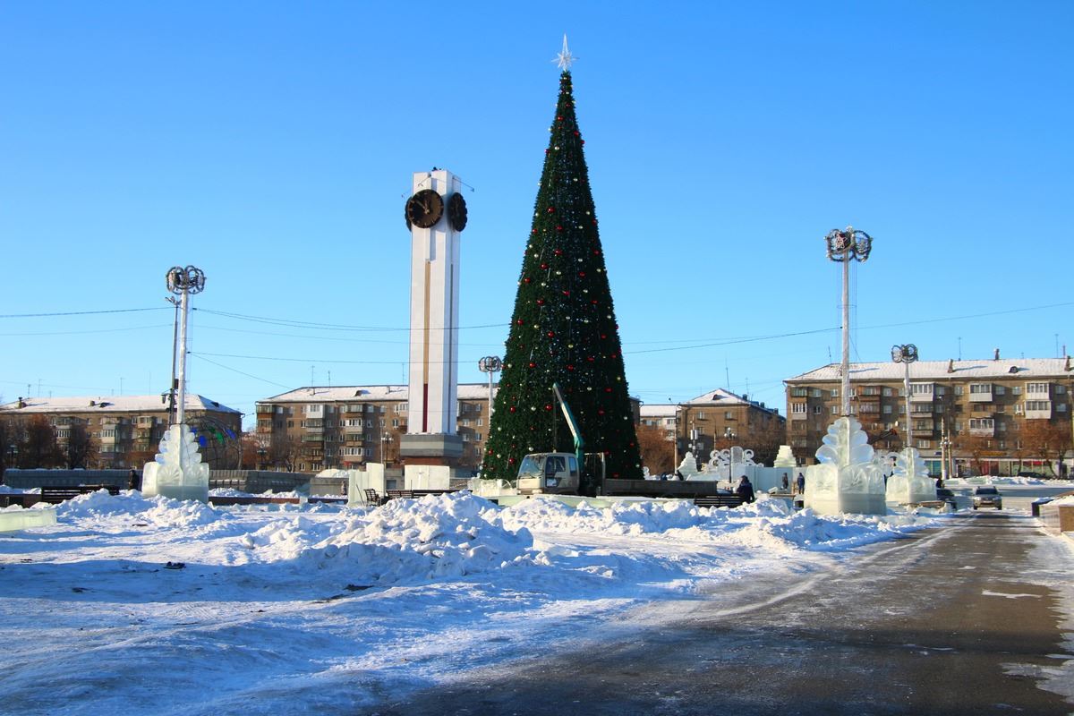 Дед Мороз у Спасской башни. Ледовый городок на площади Народных гуляний в Магнитогорске почти готов