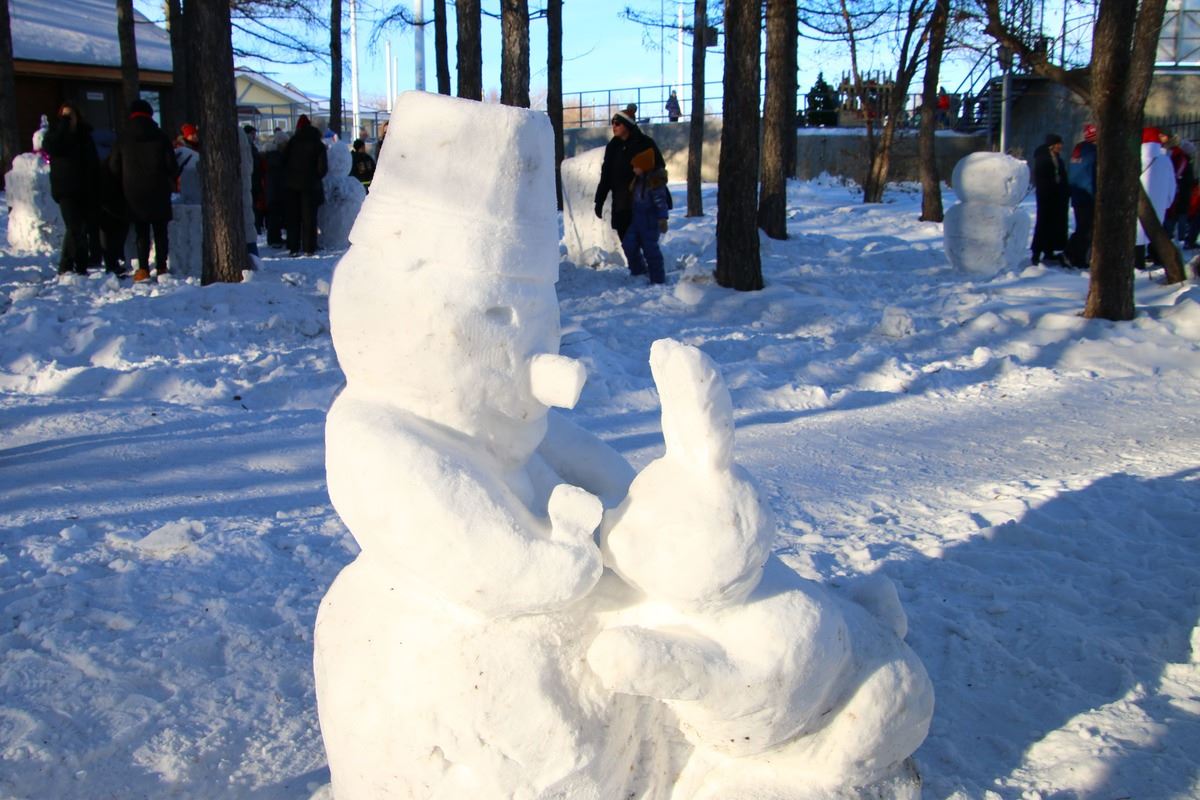 «Снеговики-Добряки» с горячими сердцами. В Магнитогорске состоялся снежный флешмоб