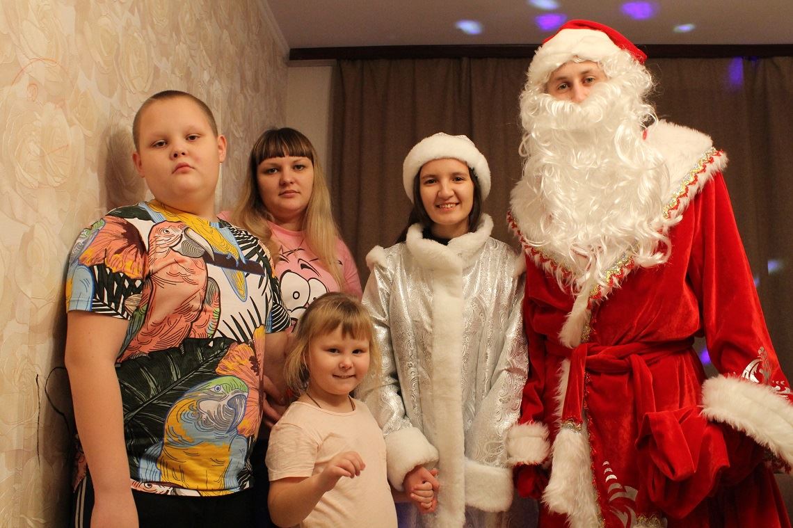Праздник – в подарок. Дед Мороз и Снегурочка навещают семьи мобилизованных магнитогорцев