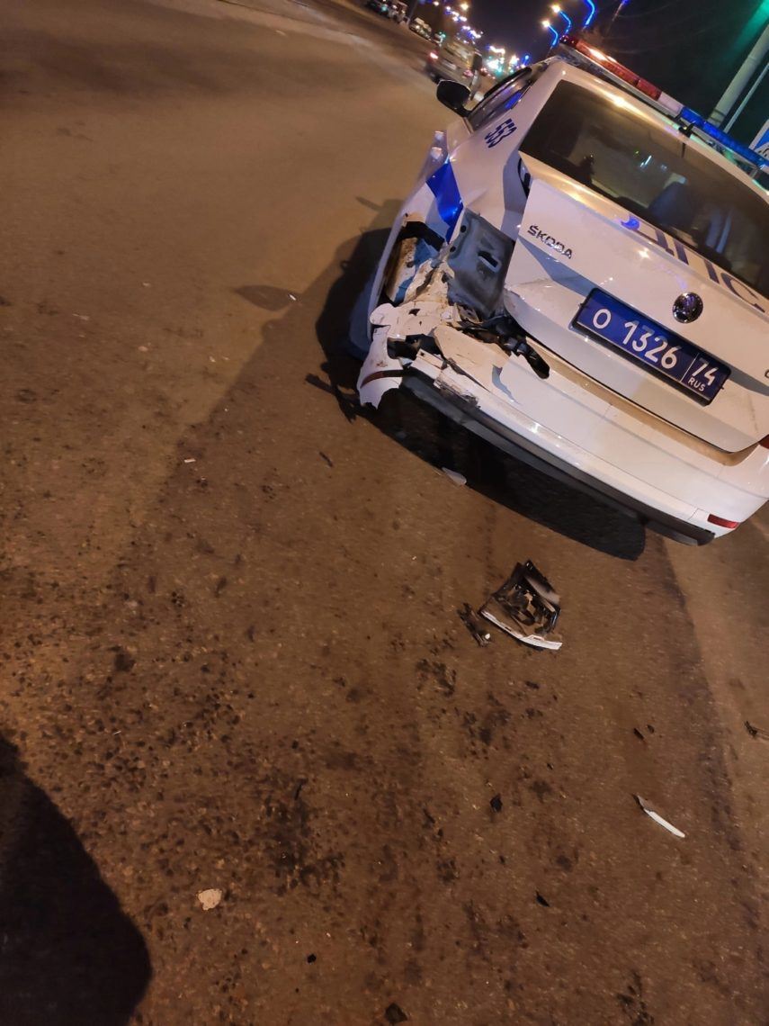«Жигули» протаранили машину ГИБДД в Магнитогорске. Молодой водитель ездил без страховки