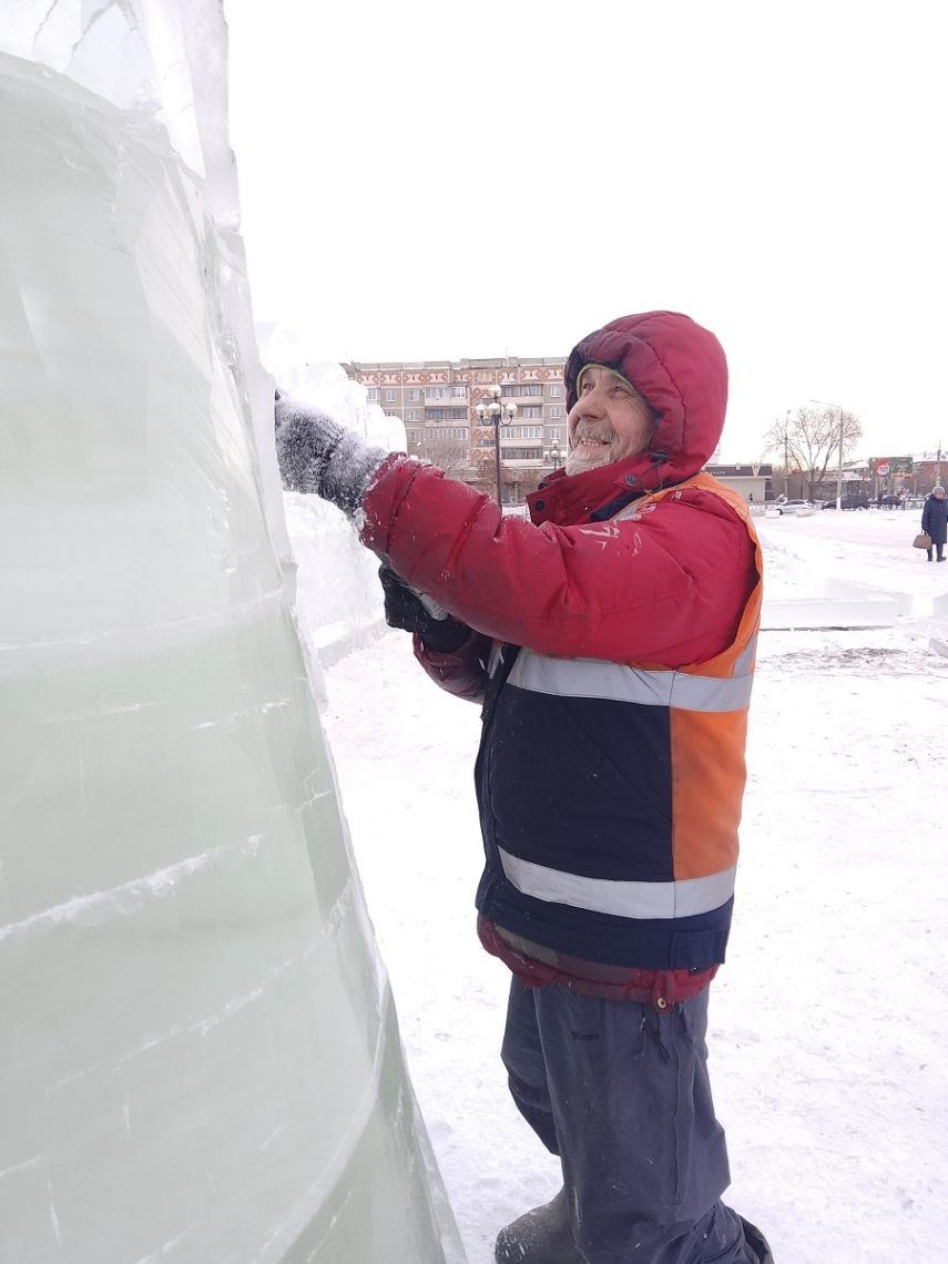 Дед Мороз у Спасской башни. Ледовый городок на площади Народных гуляний в Магнитогорске почти готов