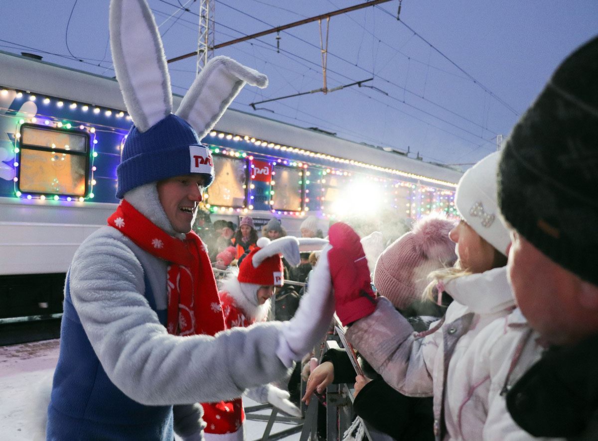 Праздник к нам приехал! Поезд Деда Мороза с шикарной новогодней программой встретили жители Магнитогорска