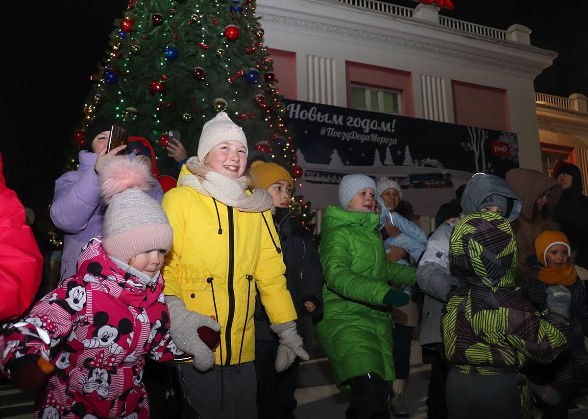 Праздник к нам приехал! Поезд Деда Мороза с шикарной новогодней программой встретили жители Магнитогорска