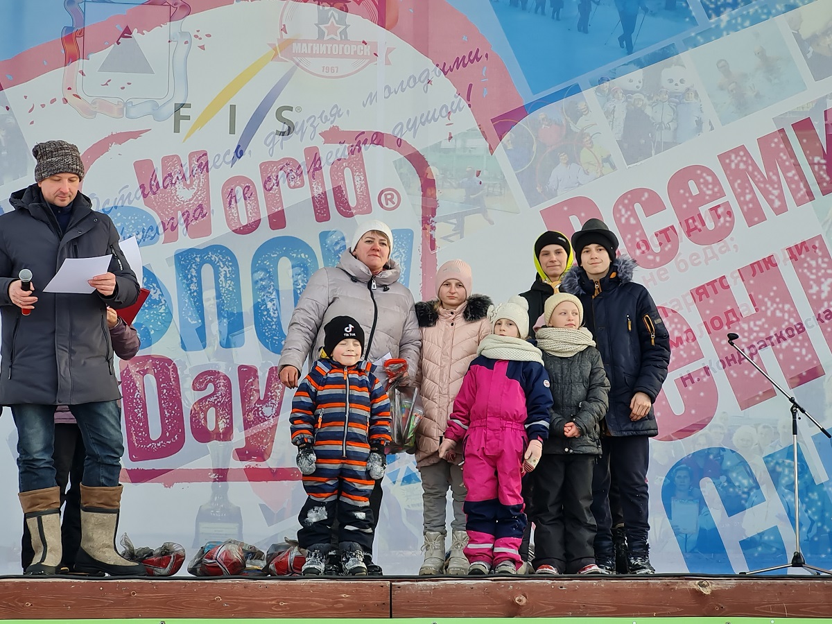 Снежная компания Чебурашки. Городок из забавных фигур вырос в Экопарке во Всемирный день снега