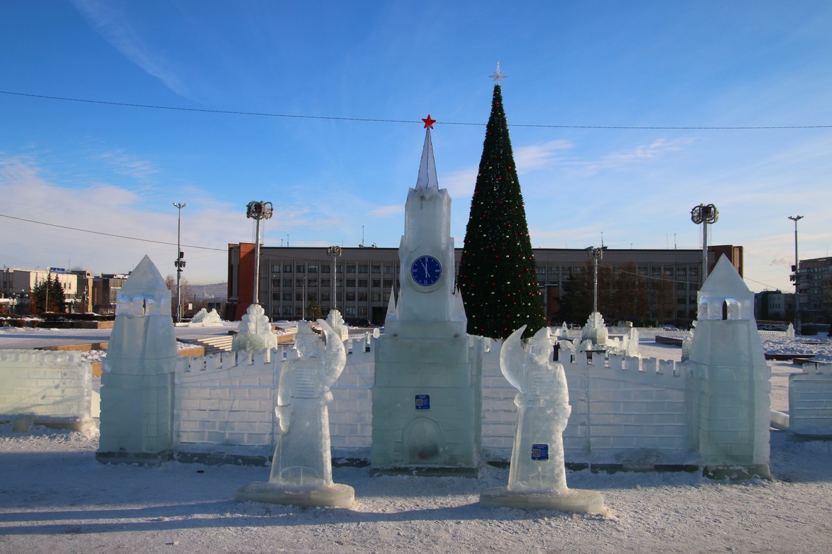 Ледовые городки в Магнитогорске манят жителей огнями. Обзор ледовых царств