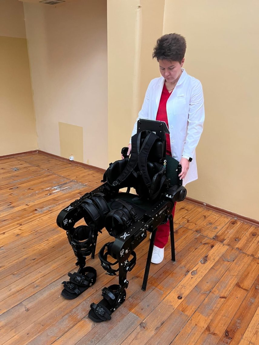 Робот помогает встать на ноги магнитогорским пациентам. Экзоскелет применяют для реабилитации