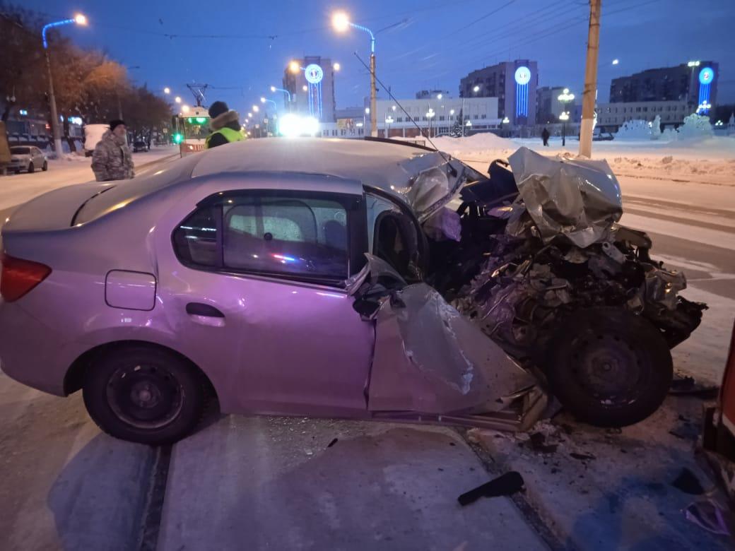Из-за водителя такси пострадал пассажир трамвая в Магнитогорске. В больницу увезли 75-летнюю женщину