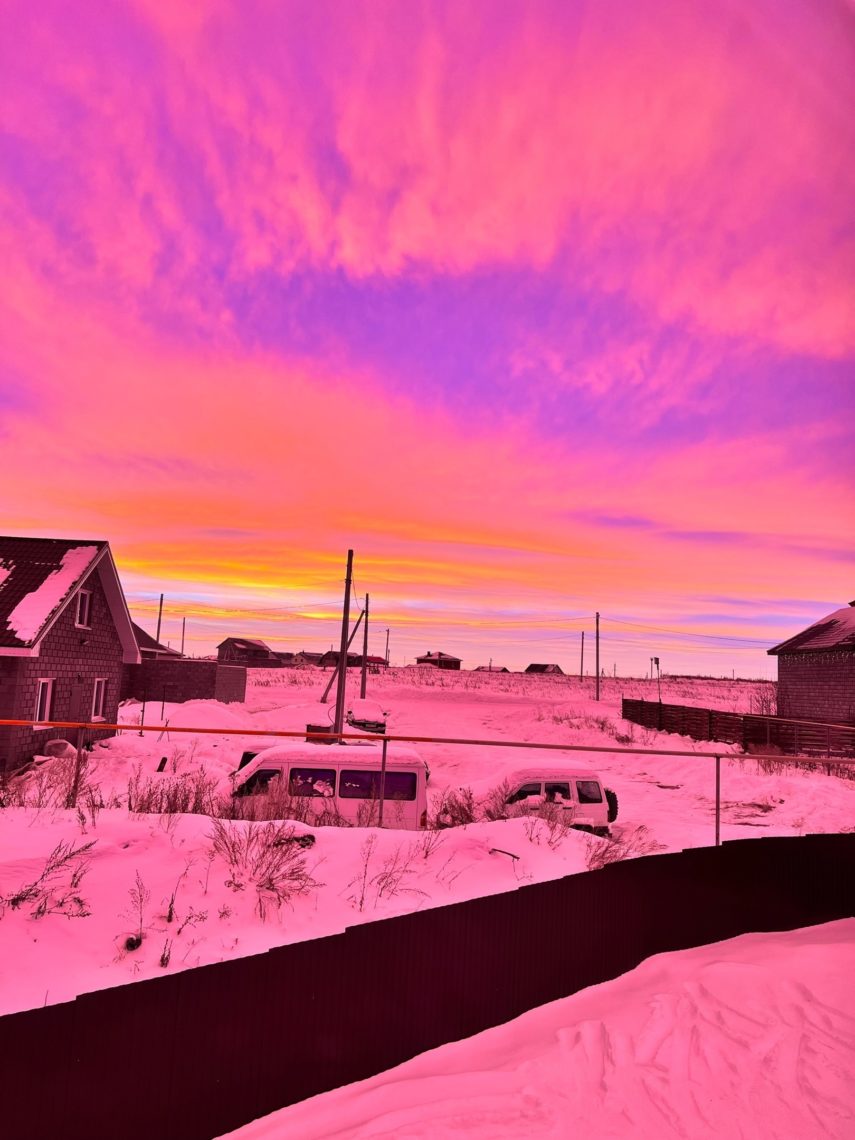 Небо Магнитогорска словно обработали в фотошопе. Удивительный рассвет наблюдали жители