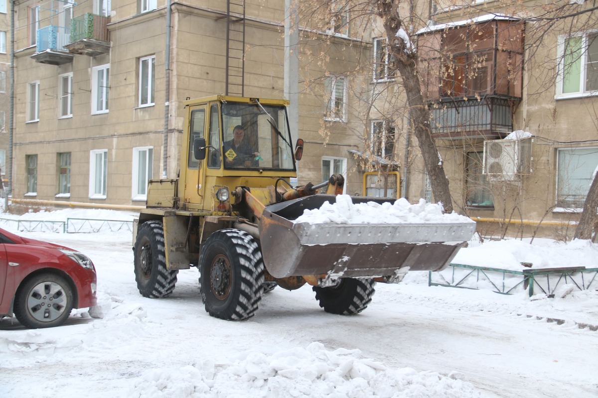 Освободить из снежного плена. Дорожники в Магнитогорске ликвидируют последствия сильных метелей праздничных дней