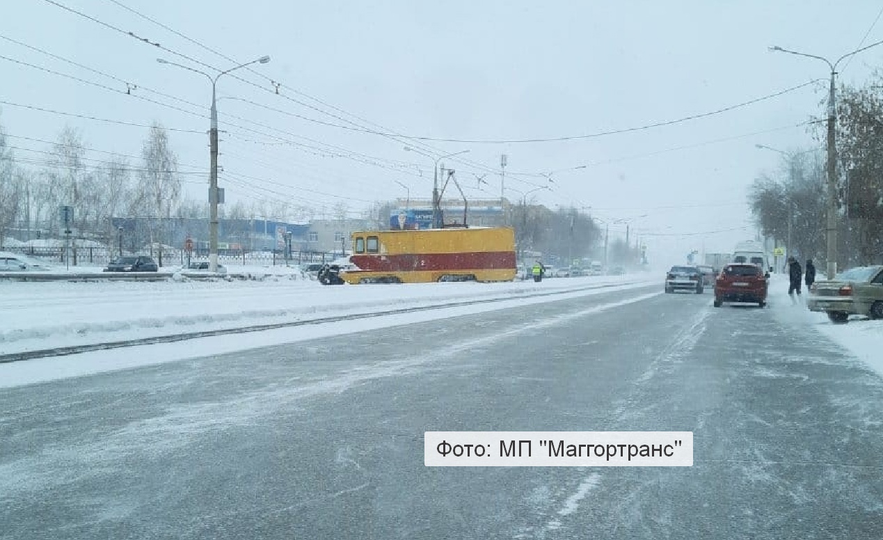Снегоочистительный трамвай "задрифтовал" на дорогах Магнитогорска и сошёл с рельсов