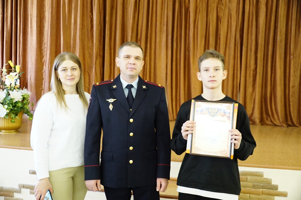 Шестиклассника Магнитогорска поблагодарила полиция. За честность школьнику вручили подарок