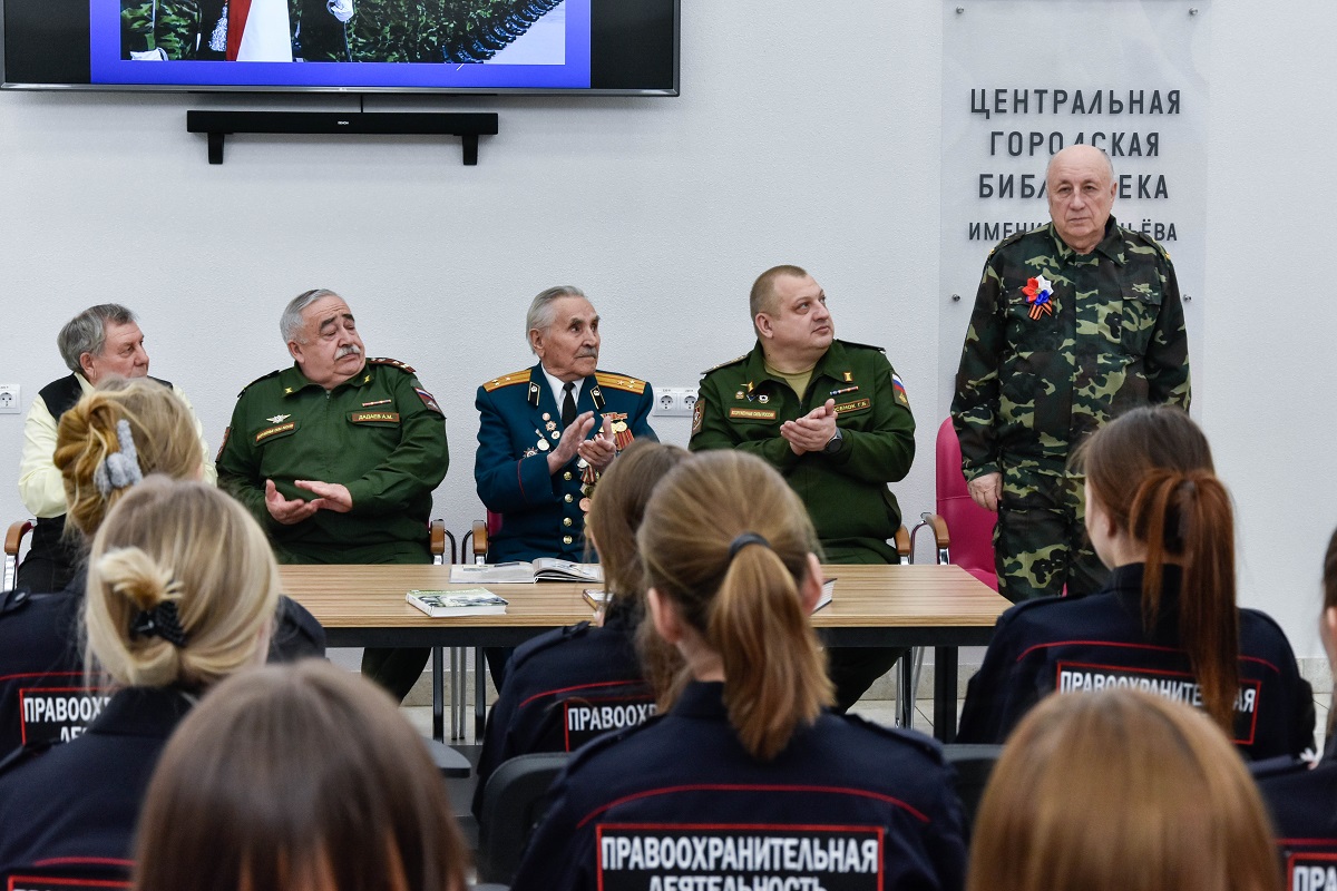 Студенты в Магнитогорске узнали много нового о профессии военного