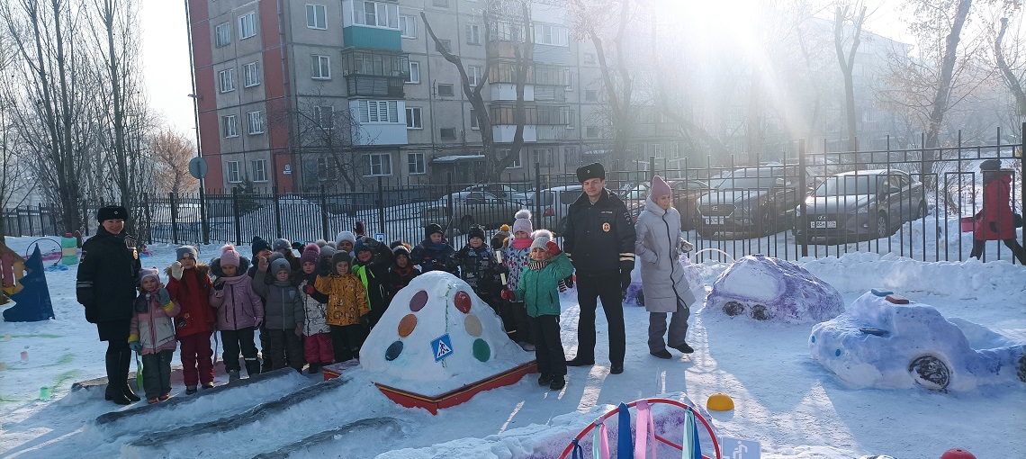 Автомобиль ДПС из снега слепили в Магнитогорске. Фигуру создали воспитанники детского сада