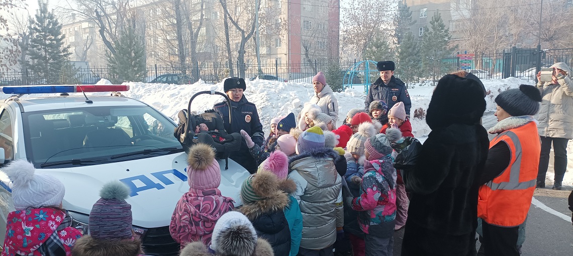 Автомобиль ДПС из снега слепили в Магнитогорске. Фигуру создали воспитанники детского сада