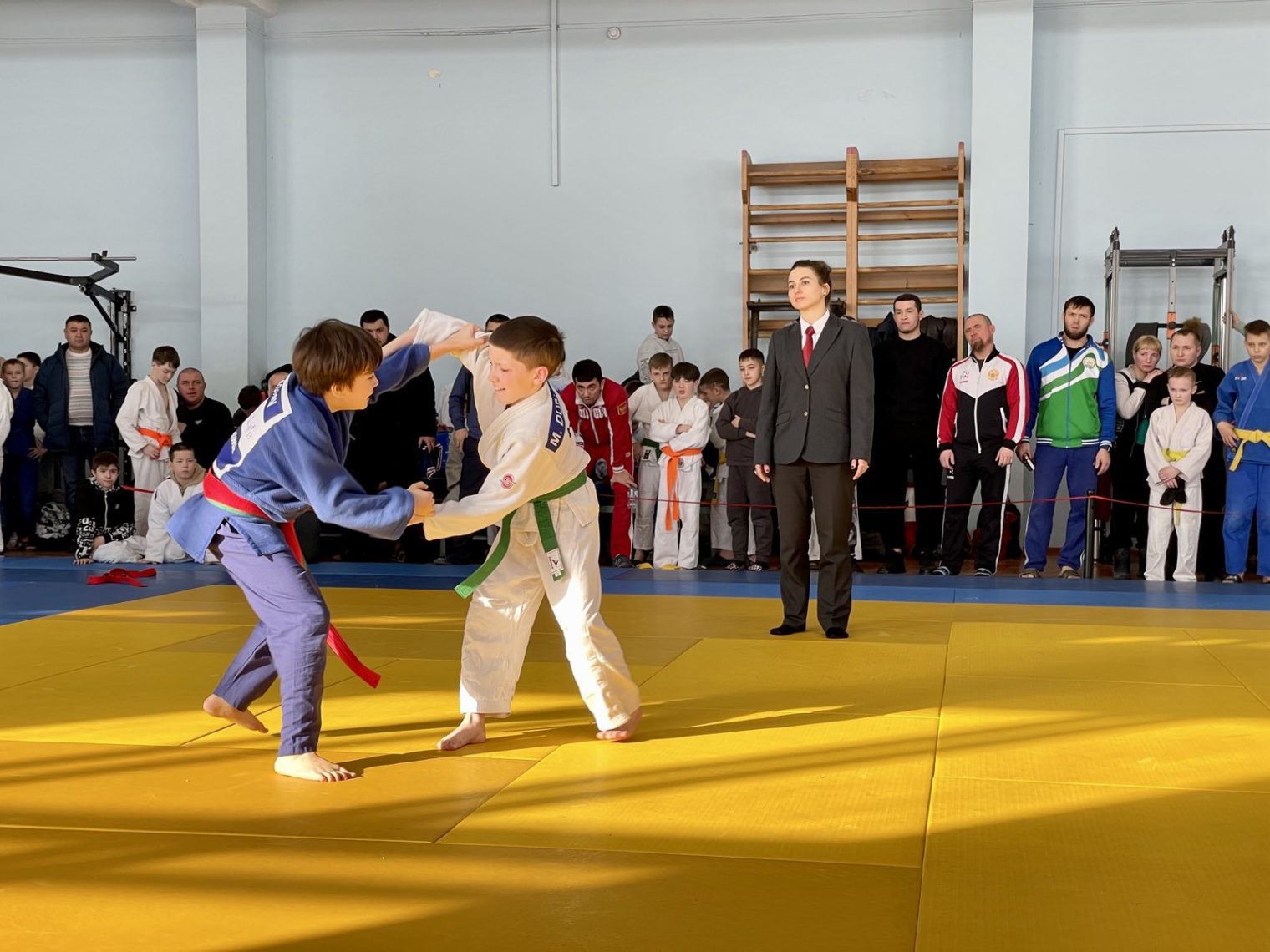 Почти 400 юных спортсменов из разных городов собрались в Магнитогорске на турнир по дзюдо