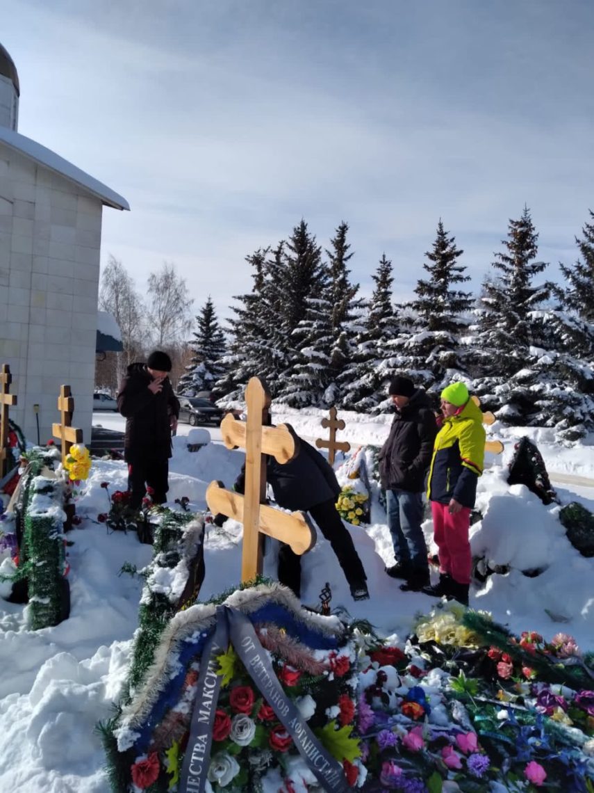 Возложили цветы, прибрались на могилах. Ветераны почтили память участников СВО из Магнитогорска