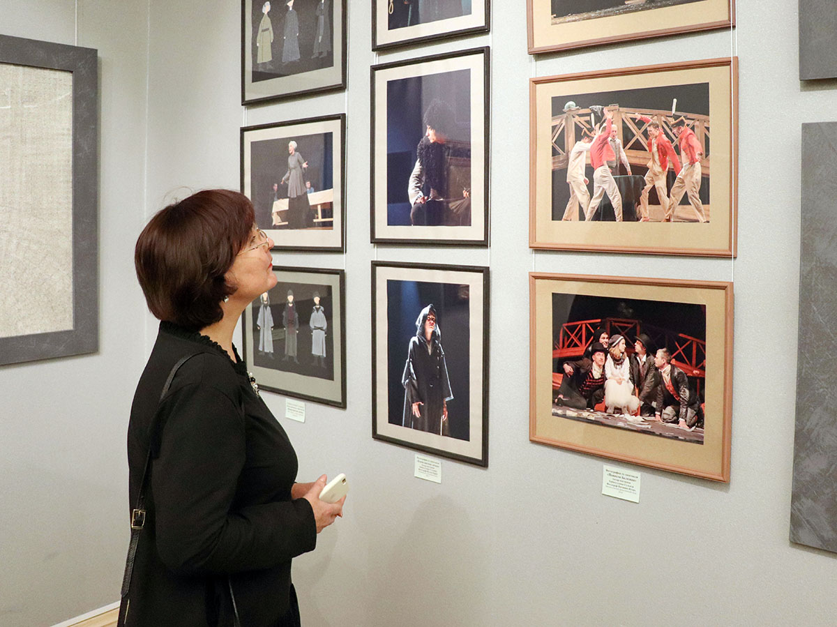 Выставка "Зеркало сцены" к юбилею драматического театра открылась в Магнитогорске