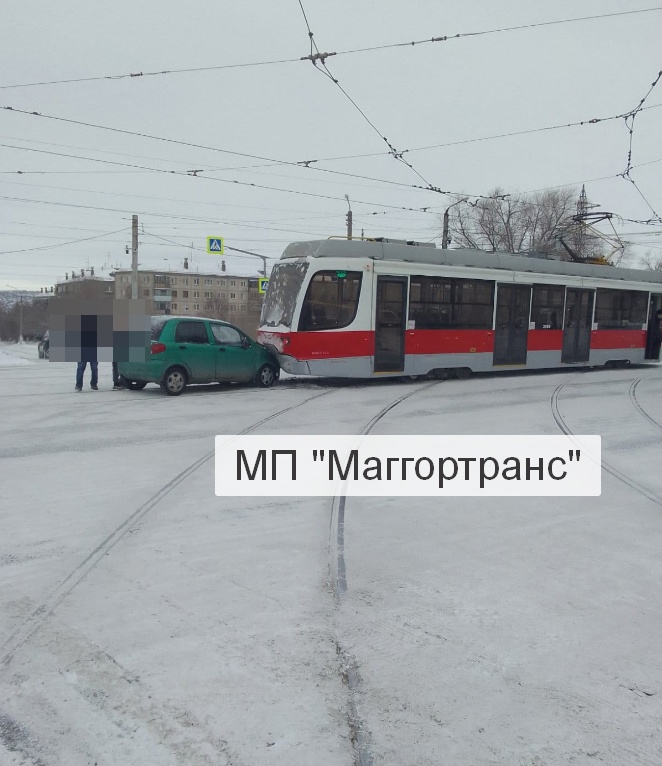 Маршрутка протаранила трамвай в Магнитогорске. Есть пострадавшие