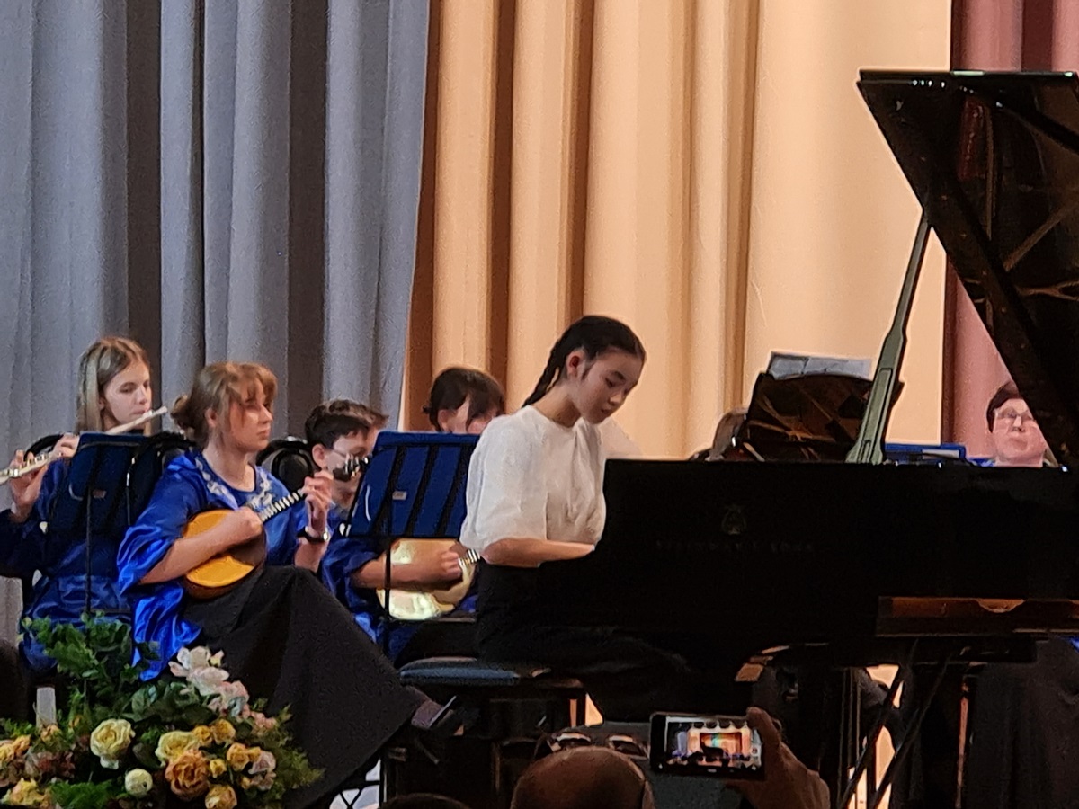 Играют дети на Steinway. Более  двух часов  на сцене Магнитогорской консерватории звучал уникальный рояль