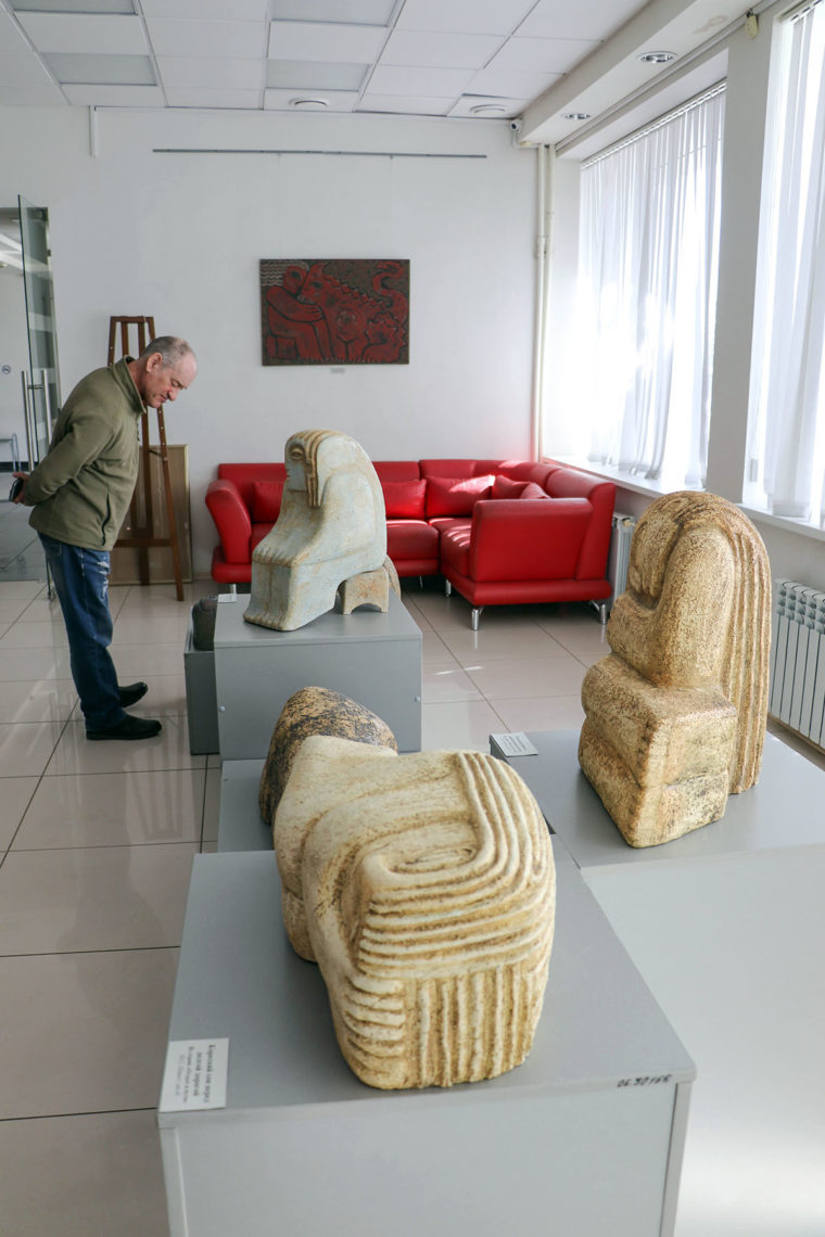 Выставка известного художника-керамиста «Отдых в пути» открылась в картинной галерее Магнитогорска
