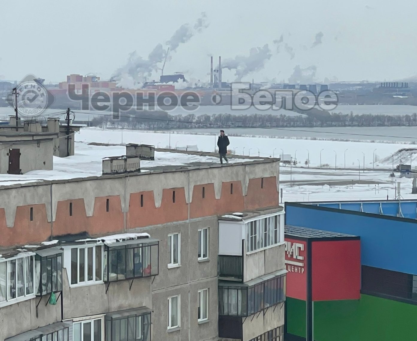 Рискуют сорваться. По самому краю крыши высотного здания в центре Магнитогорска гуляют подростки