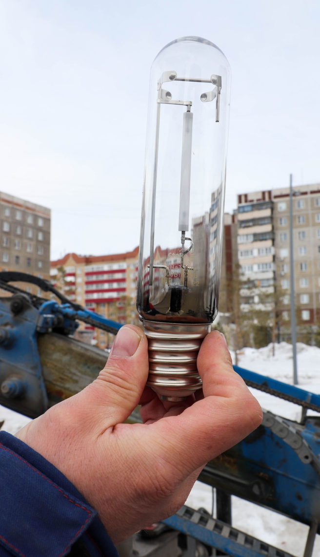 В Магнитогорске ежедневно меняют до полусотни ламп в уличных светильниках