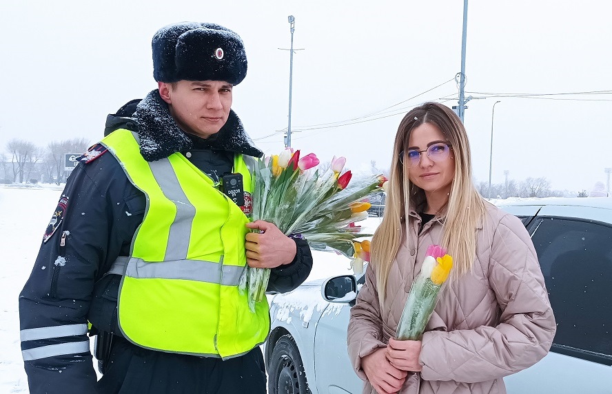 В Магнитогорске женщин за рулём автоинспекторы останавливали с цветами в руках