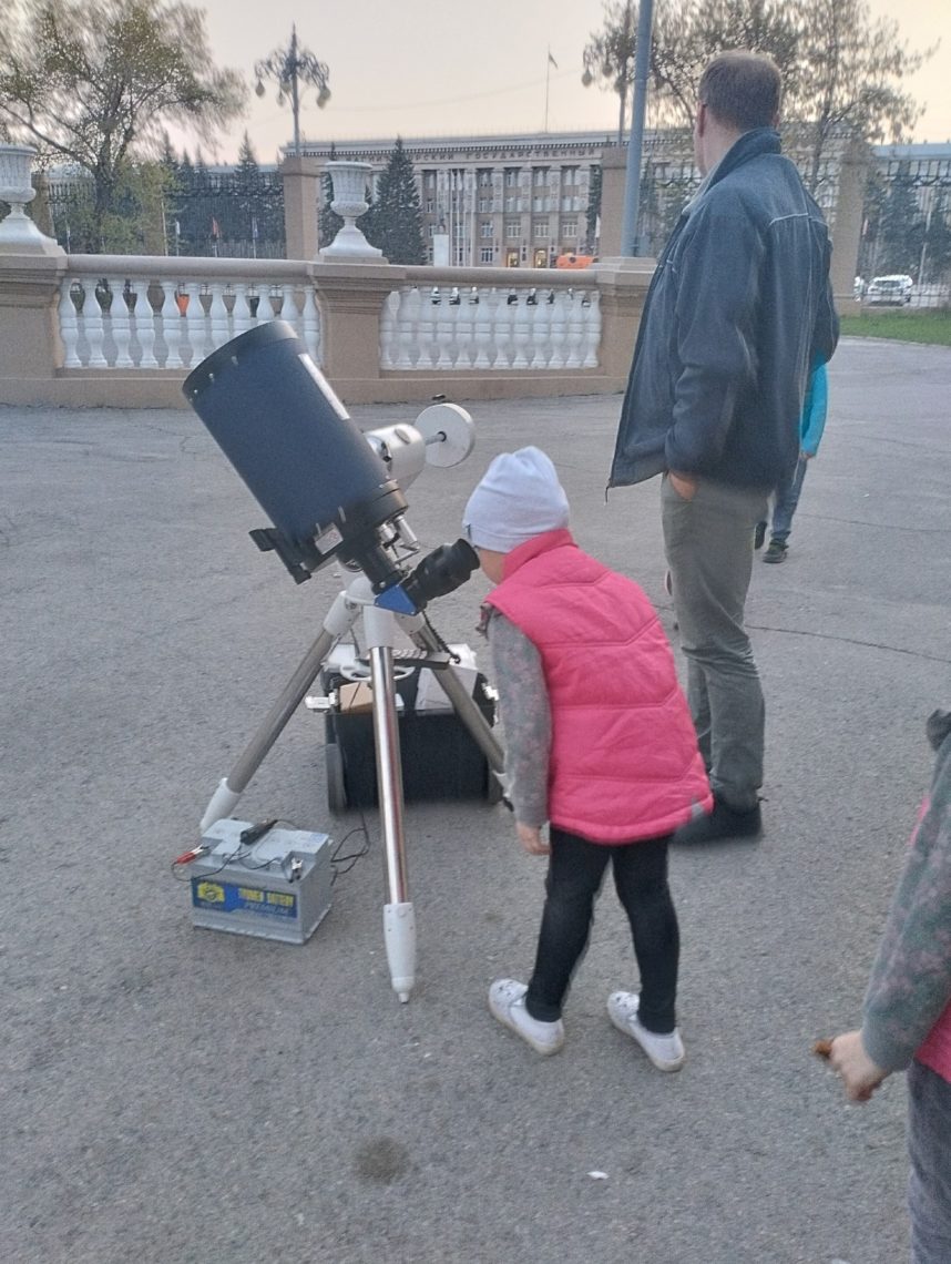 Прохожие были в восторге. Мощный телескоп поставили на проспекте астрономы и показали лунные моря жителям Магнитогорска