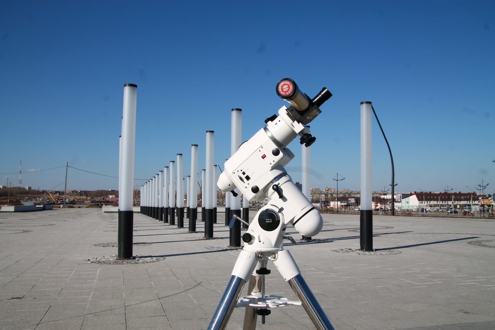 Просто космос! Взглянуть в уникальный телескоп и увидеть масштабную инсталляцию солнечной системы смогли магнитогорцы в парке «Притяжение»